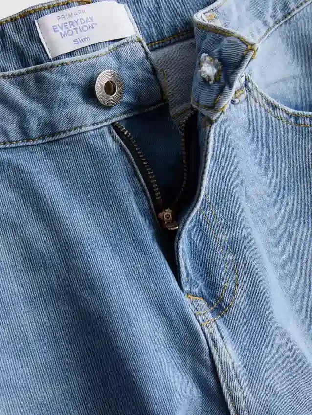 Jeans med mellemhøj talje og slim fit