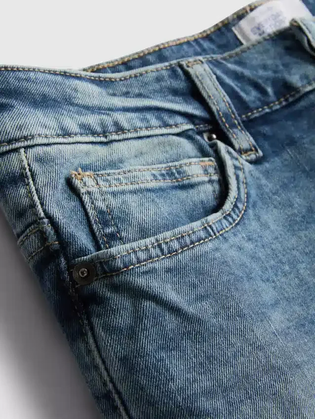 Jeans med mellemhøj talje og slim fit