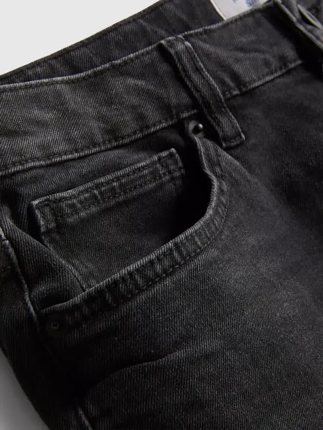 Jeans med mellemhøj talje og slim fit