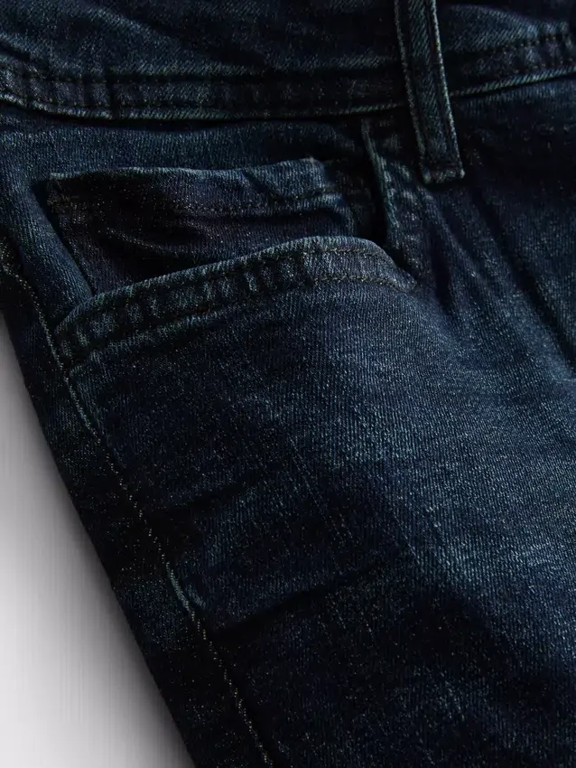 Jeans med mellemhøj talje og slim fit
