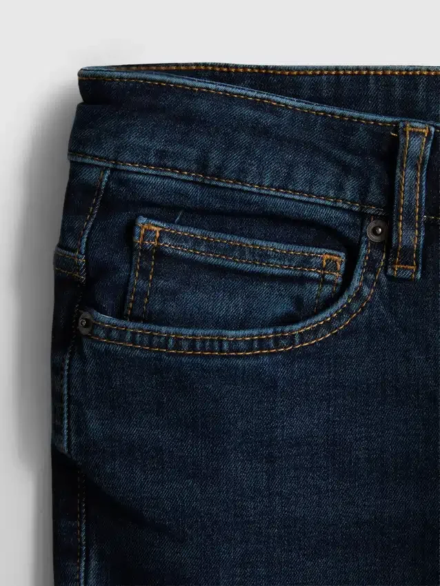 Jeans med mellemhøj talje og slim fit