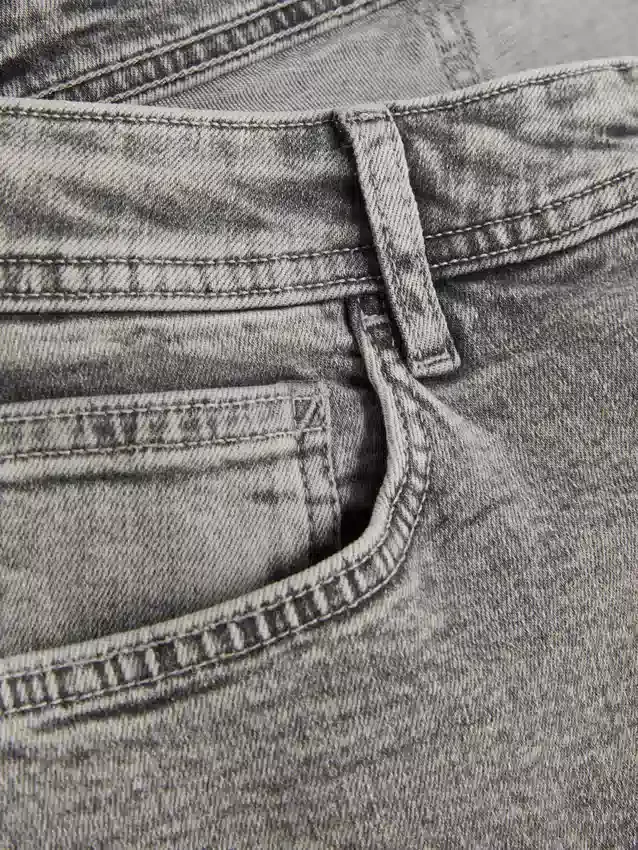 Jeans med mellemhøj talje og slim fit