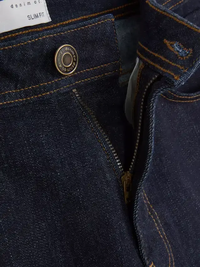 Jeans med mellemhøj talje og slim fit