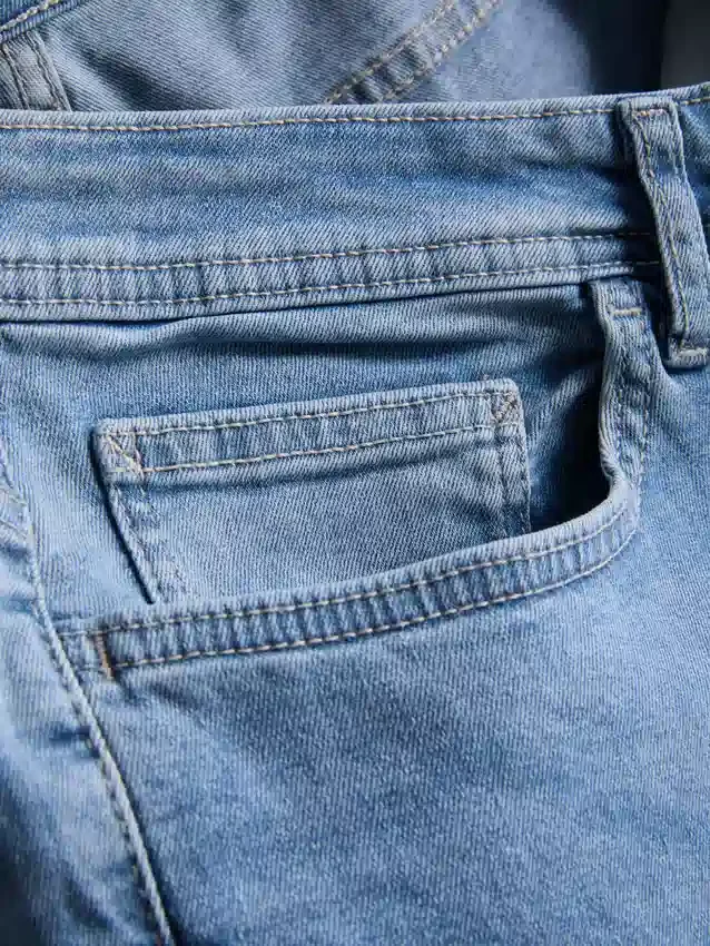 Jeans med mellemhøj talje og slim fit