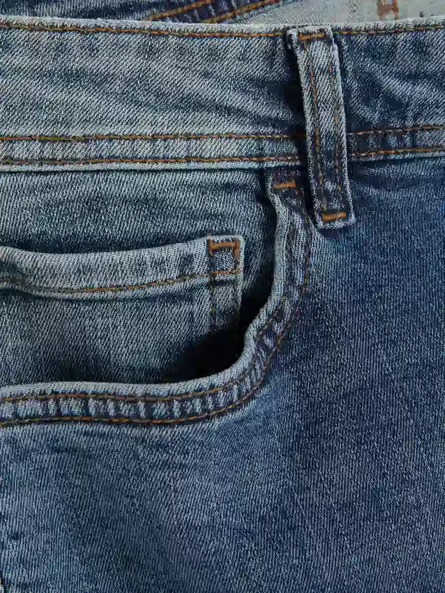 Jeans med mellemhøj talje og slim fit