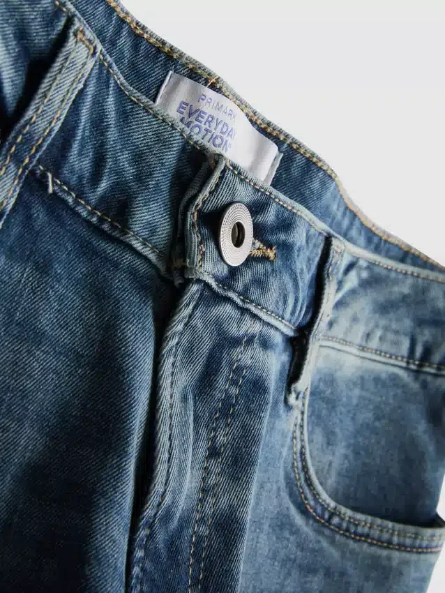 Jeans med mellemhøj talje og slim fit