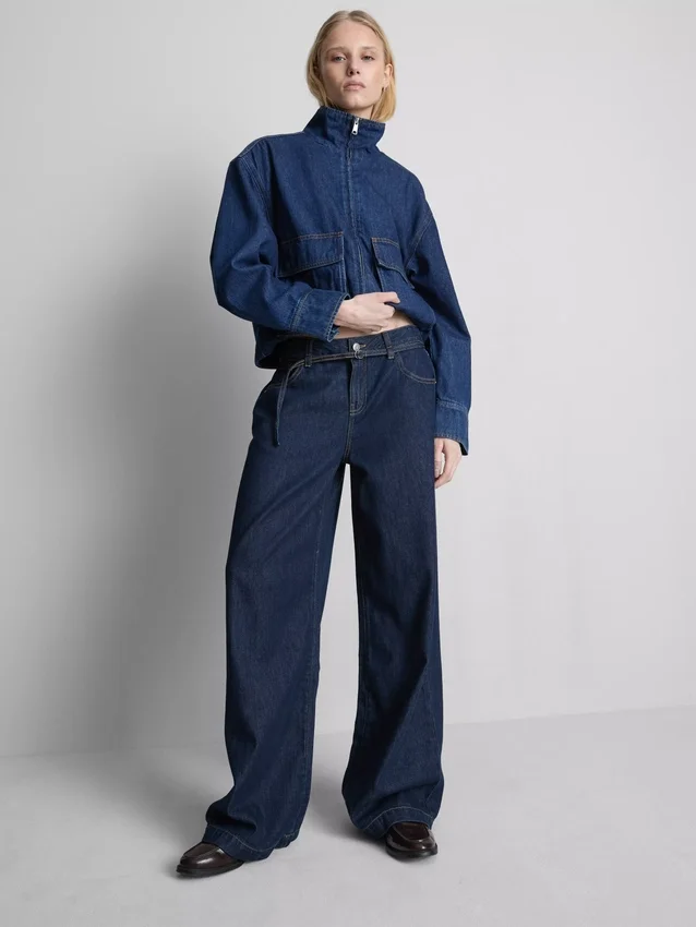 Jeans med middelhøj talje, bælte og brede ben