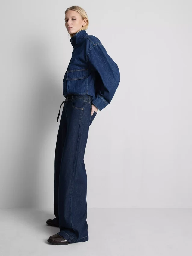 Jeans med middelhøj talje, bælte og brede ben