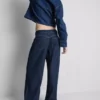 Jeans med middelhøj talje, bælte og brede ben
