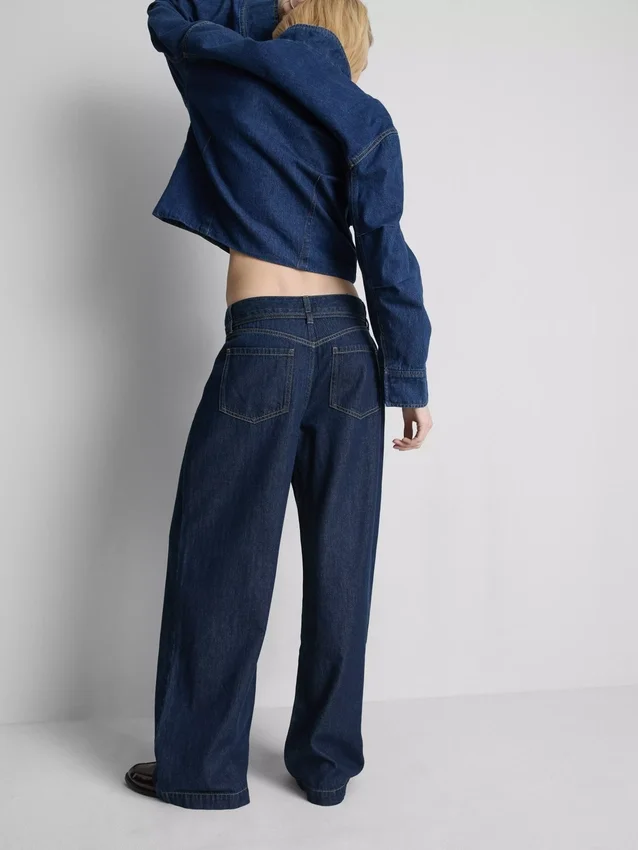 Jeans med middelhøj talje, bælte og brede ben