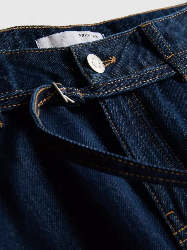 Jeans med middelhøj talje, bælte og brede ben