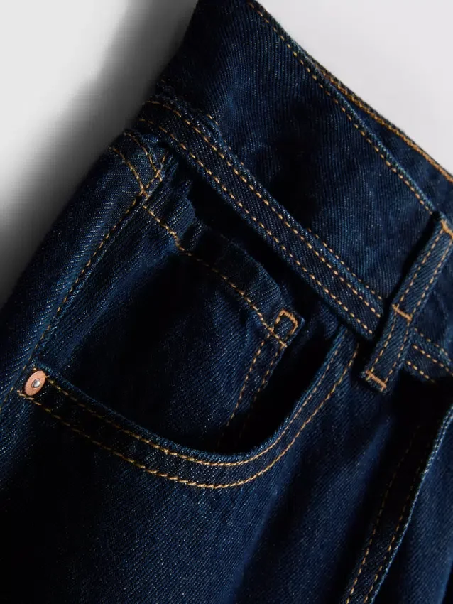 Jeans med middelhøj talje, bælte og brede ben