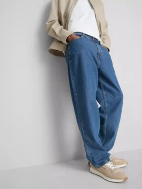 Jeans med middelhøj talje og afslappet pasform