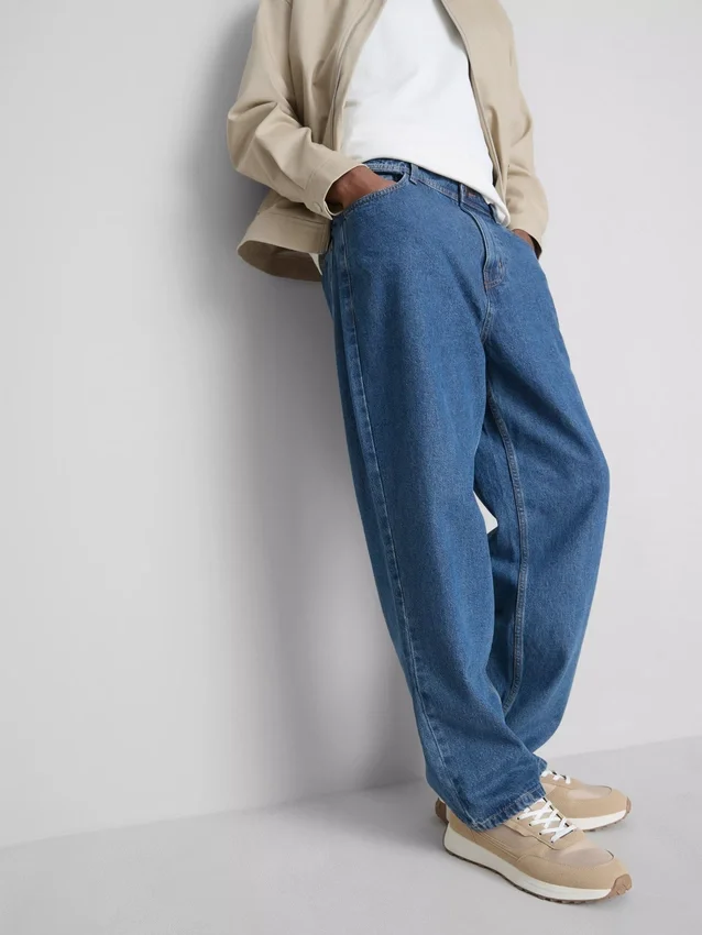 Jeans med middelhøj talje og afslappet pasform