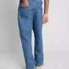 Jeans med middelhøj talje og afslappet pasform