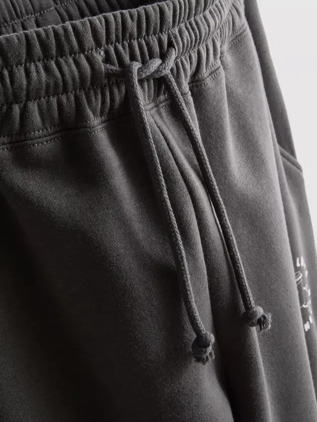 Joggingbukser i bomuldsblanding med print og opsmøgede bukseben