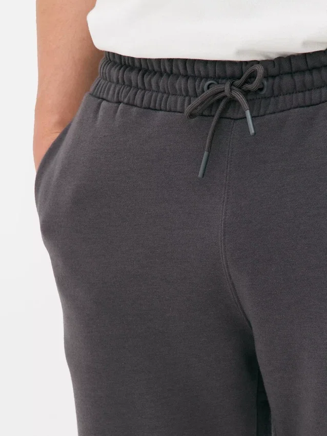 Joggingbukser med elastisk talje og opsmøgede ben