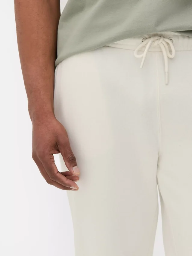 Joggingbukser med snøre og opsmøgede bukseben