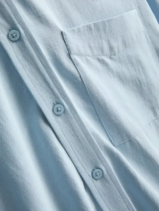 Klassisk skjorte i bomuldsblanding med knapper