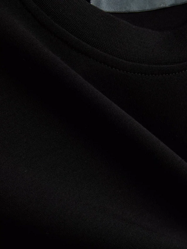 Kort, ærmeløs T-shirt med skulderpuder