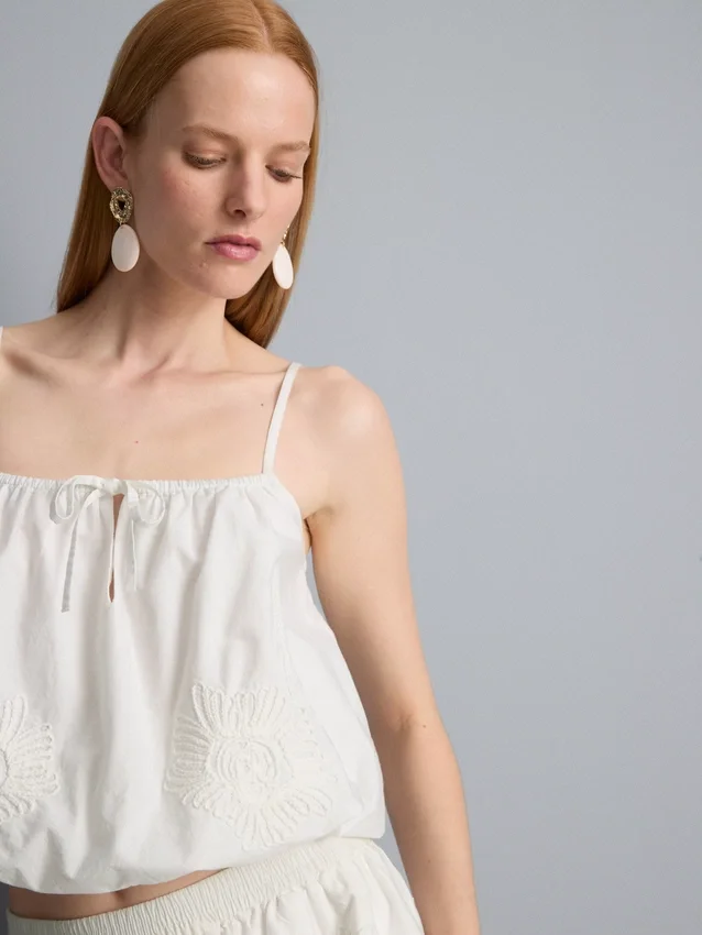 Kort cami-top i bomuld med broderi