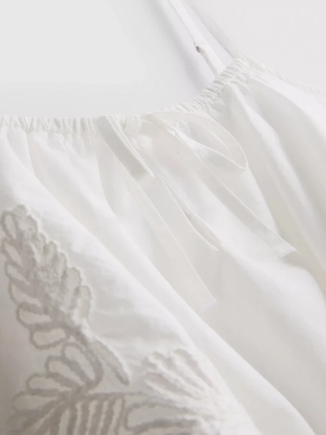 Kort cami-top i bomuld med broderi