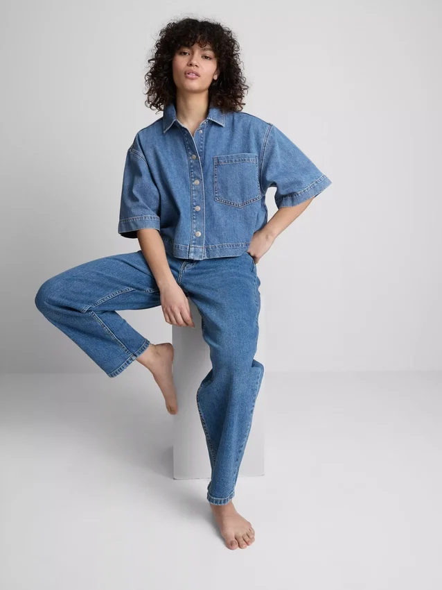 Kort, firkantet skjorte i bomuldsdenim
