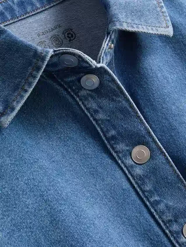 Kort, firkantet skjorte i bomuldsdenim