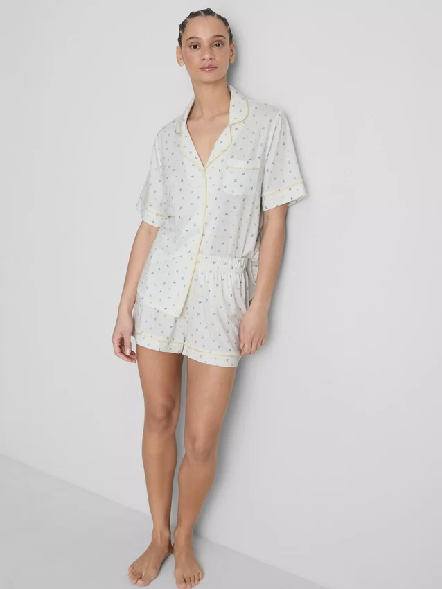 Kort pyjamassæt i boyfriend-stil med print
