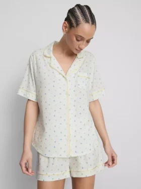 Kort pyjamassæt i boyfriend-stil med print