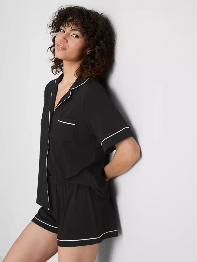 Kort pyjamasser i boyfriend-stil