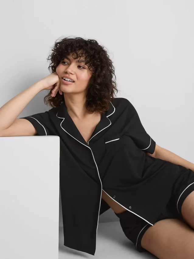 Kort pyjamasser i boyfriend-stil