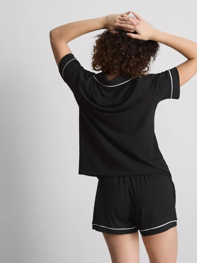 Kort pyjamasser i boyfriend-stil