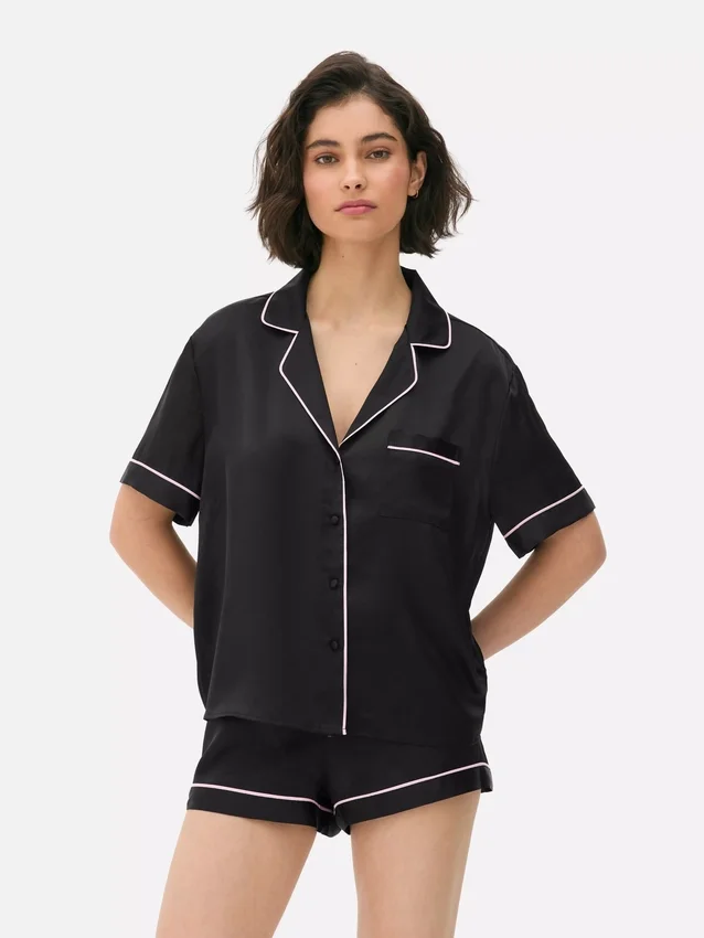 Kort pyjamasser-sæt i satin i boyfriend-stil