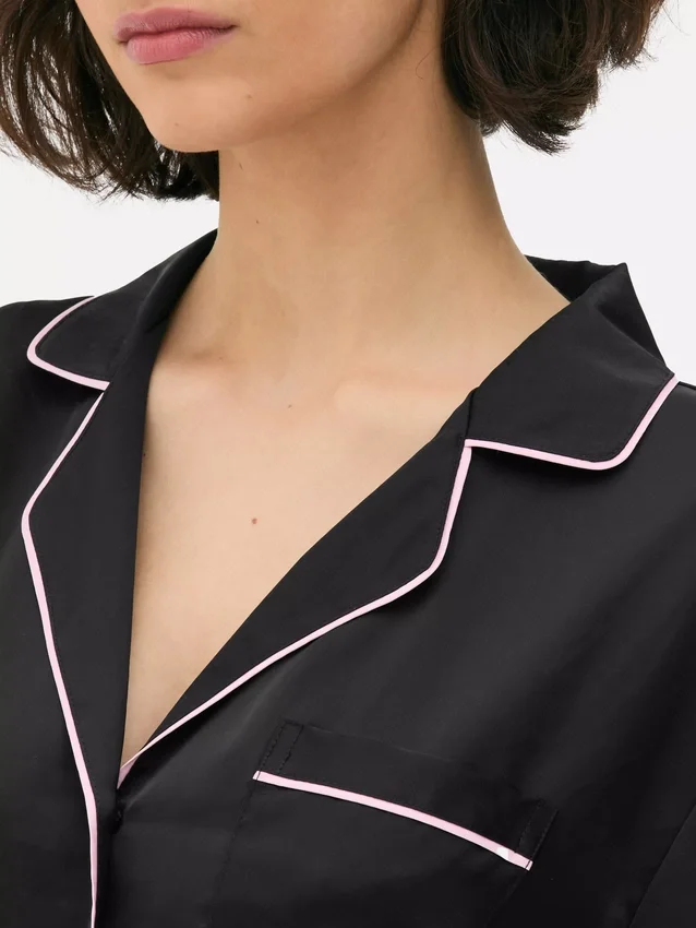 Kort pyjamasser-sæt i satin i boyfriend-stil