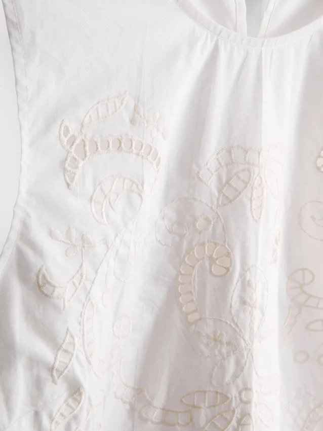 Kortærmet bluse i bomuld med broderi