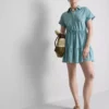 Kortærmet mini-kjole med lag-på-lag-design