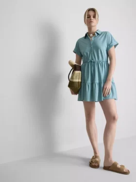 Kortærmet mini-kjole med lag-på-lag-design