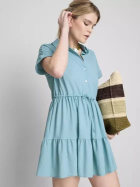 Kortærmet mini-kjole med lag-på-lag-design