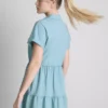 Kortærmet mini-kjole med lag-på-lag-design