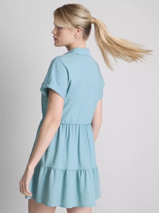 Kortærmet mini-kjole med lag-på-lag-design