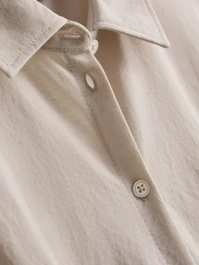 Kortærmet mini-kjole med lag-på-lag-design