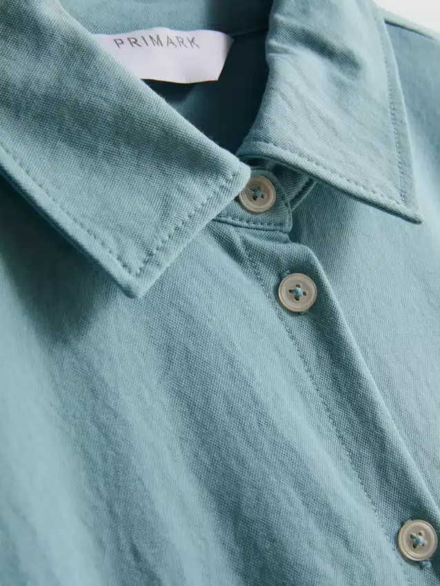 Kortærmet mini-kjole med lag-på-lag-design
