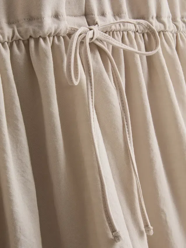 Kortærmet mini-kjole med lag-på-lag-design