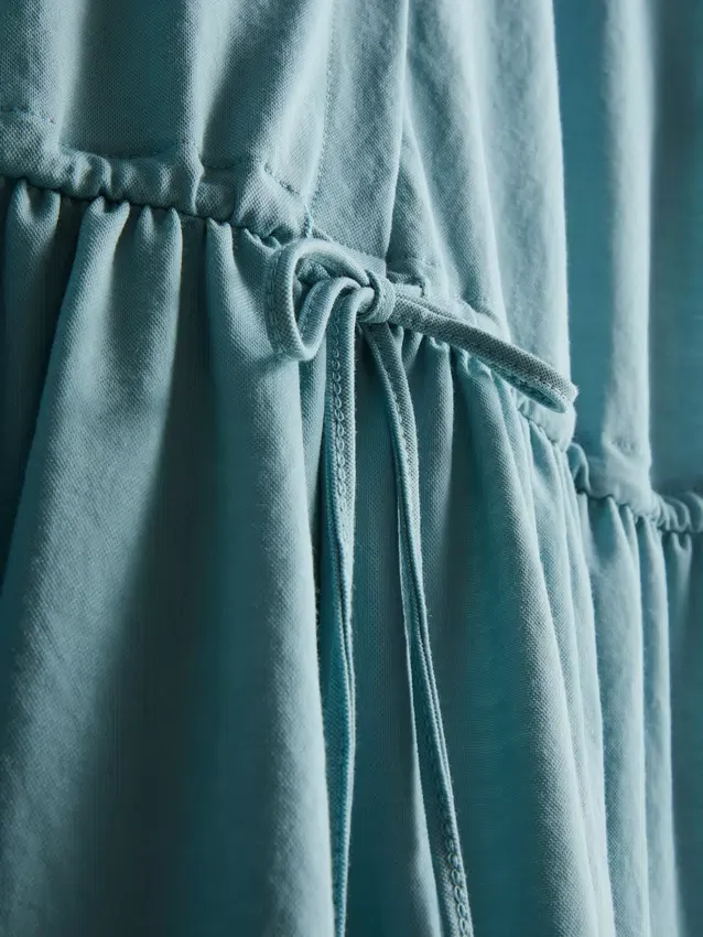 Kortærmet mini-kjole med lag-på-lag-design