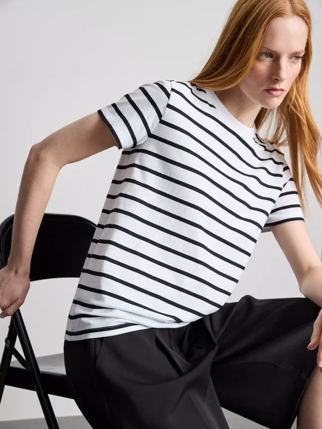 Kortærmet stribet T-shirt med rund hals