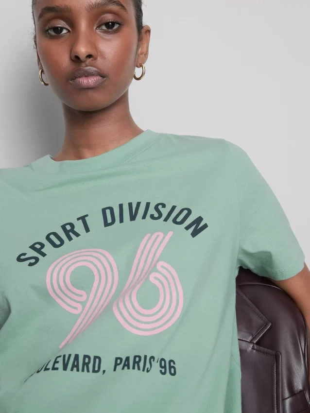 Kortærmet T-shirt i bomuld med grafisk print