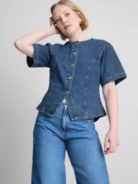 Kortærmet top i bomuldsdenim med snøret talje