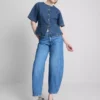 Kortærmet top i bomuldsdenim med snøret talje