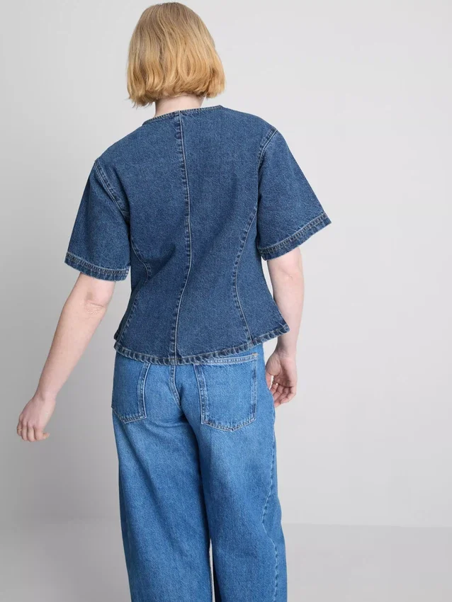 Kortærmet top i bomuldsdenim med snøret talje